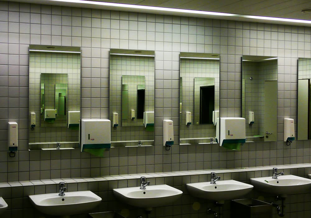 İctimai sanitar qovşaqda lavabo sırası