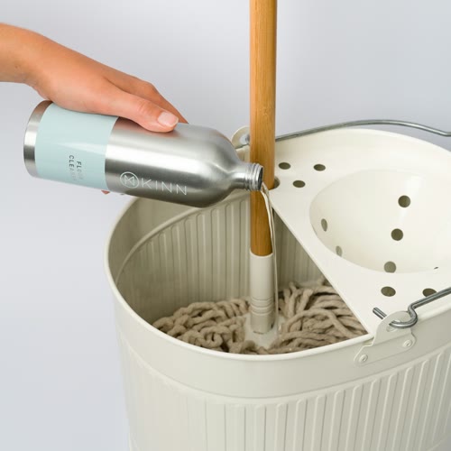Döşəmə vasitəsinin mop vedrəsinə tökülməsi